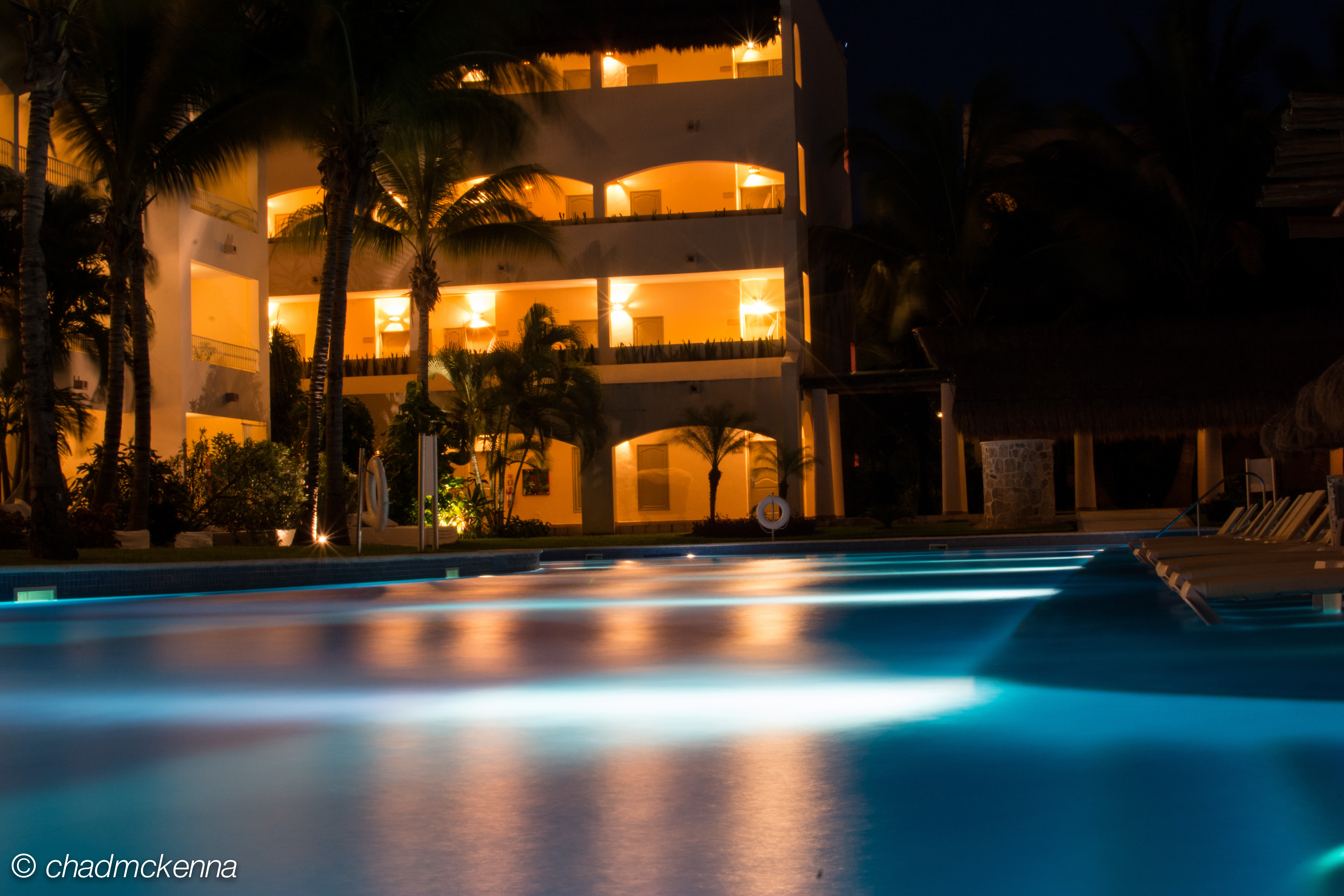 Ze pool at night
